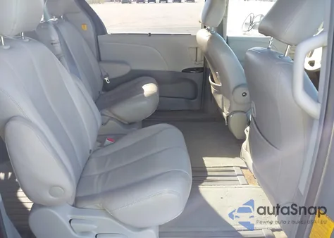 2011 Toyota Sienna Le V6 z USA, uszkodzony, nr VIN 5TDKK3DC9BS135194